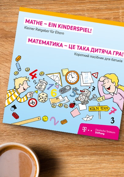 Der Ratgeber „Mathe – ein Kinderspiel!“ liegt auf einem Tisch