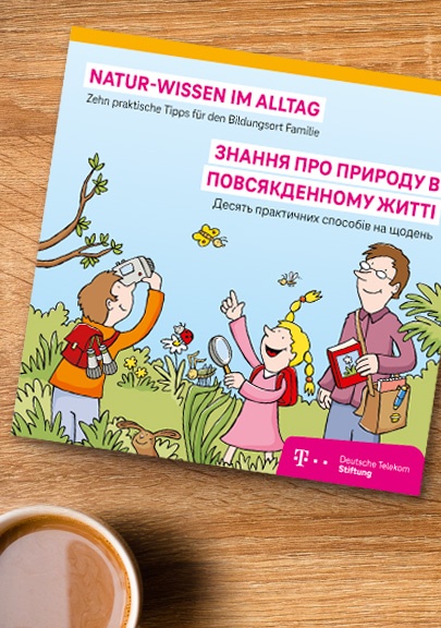 Der Ratgeber „Natur-Wissen im Alltag“ liegt auf einem Tisch