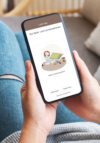 Junge Frau nutzt auf dem Smartphone die LuPE-App