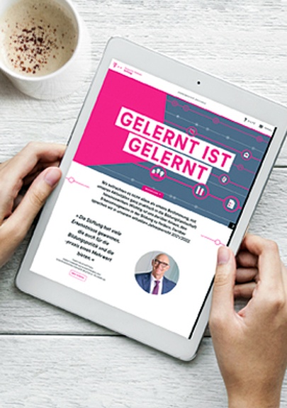 Händer halten ein iPad, auf dem der Jahresbericht 2021/2022 zu sehen ist