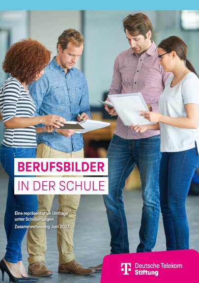 Vier Lernbegleiter unterhalten sich miteinander.