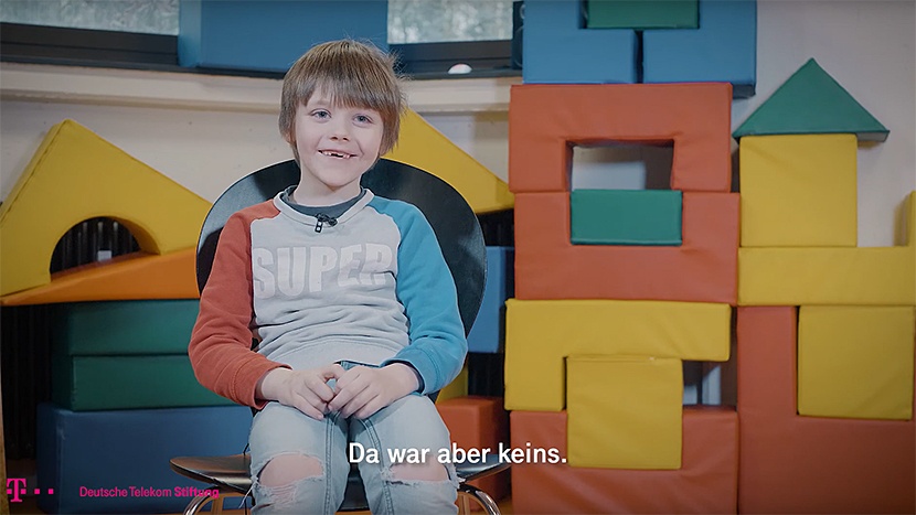 Kleiner Junge erzählt über sein Ich kann was Projekt