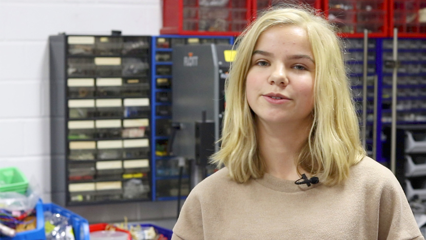 Schülerin spricht über die Junior-Ingenieur-Akademie
