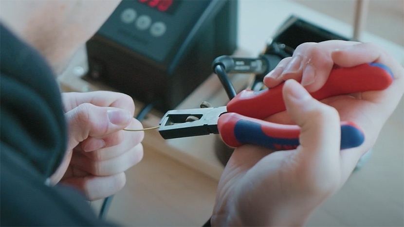 Schüler arbeitet mit einer Kneifzange.